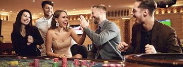 Layar kasino langsung bolaslot888 menampilkan dealer profesional dan meja roulette dengan pembaruan real-time